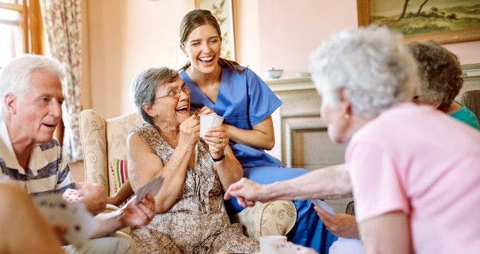 Happy times at a nursing home (Adobe Stock) 