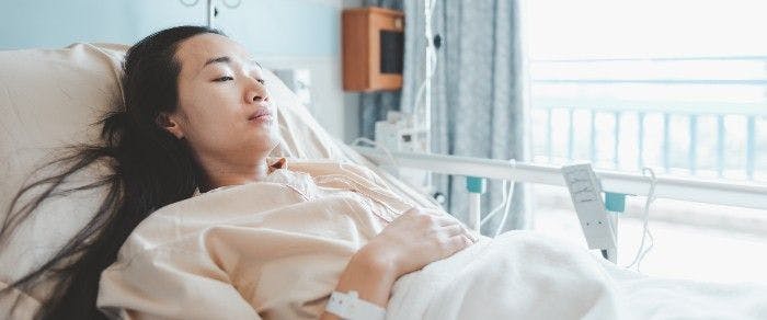 Woman lying in hospital bed (Adobe Stock, unknown)